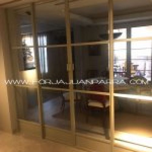 Muro de cristal con correderas