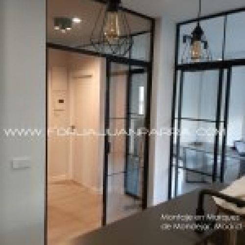 Muro de cristal con correderas