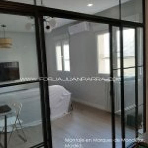 Muro de cristal con correderas