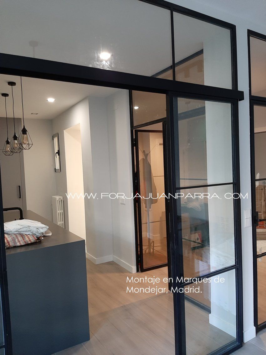 Muro de cristal con correderas.