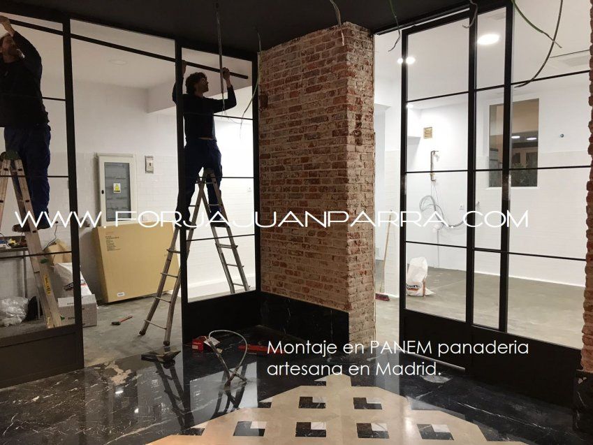 Muro de cristal con correderas