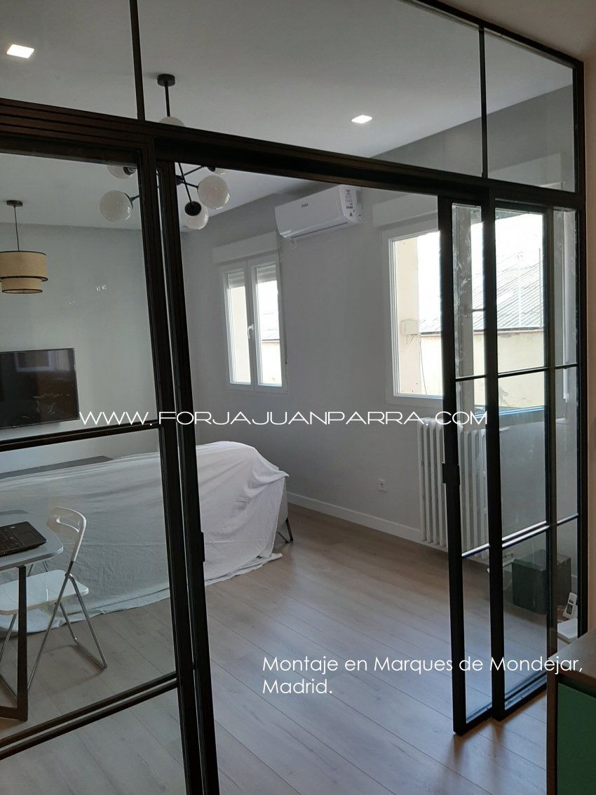 Muro de cristal con correderas.