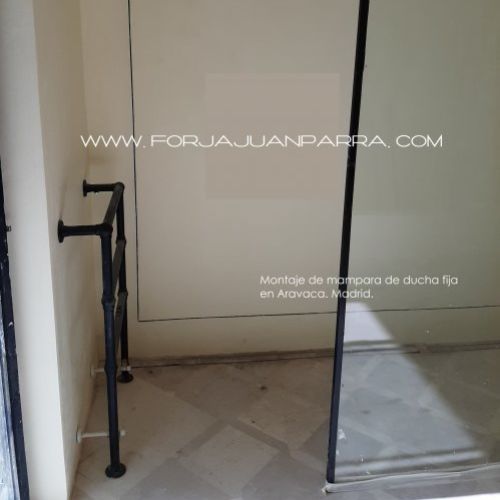 Mampara de ducha fija.